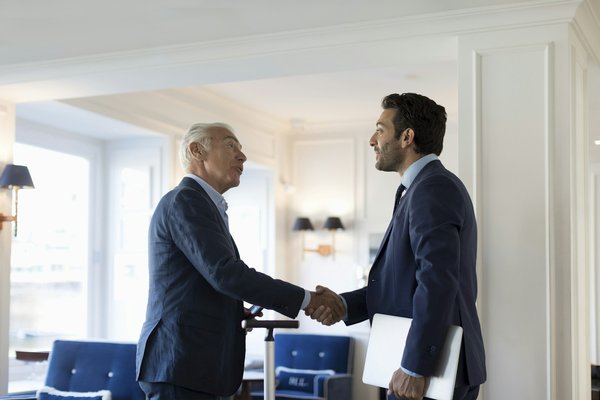 Comment un cabinet d'outplacement peut accompagner les professionnels en transition de carrière ?